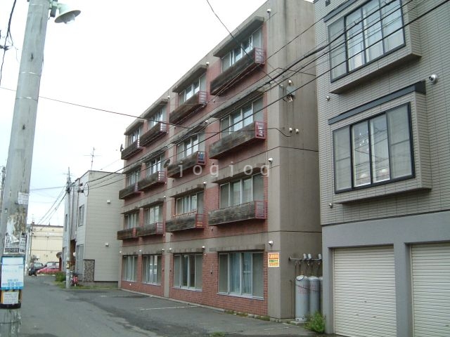 【札幌市中央区南十二条西のマンションの建物外観】