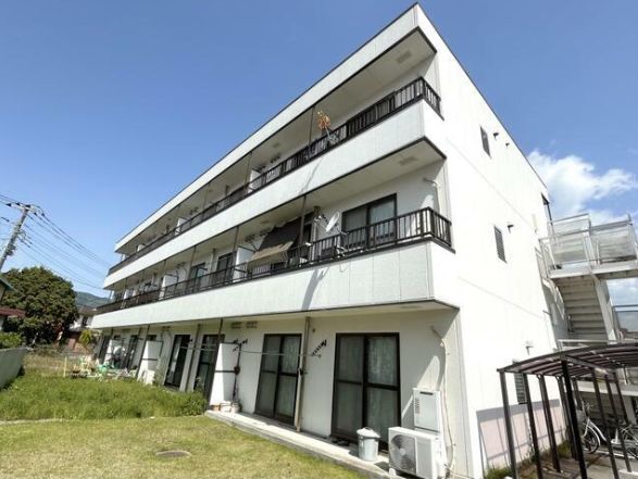 南足柄市飯沢のマンションの建物外観