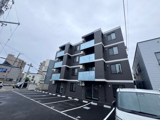 札幌市北区北二十七条西のマンションの建物外観