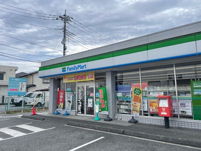 コンビニ　ファミリーマート（コンビニ）まで600m