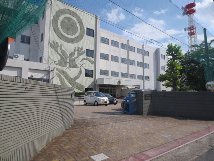 小学校　川中小学校（小学校）まで719m