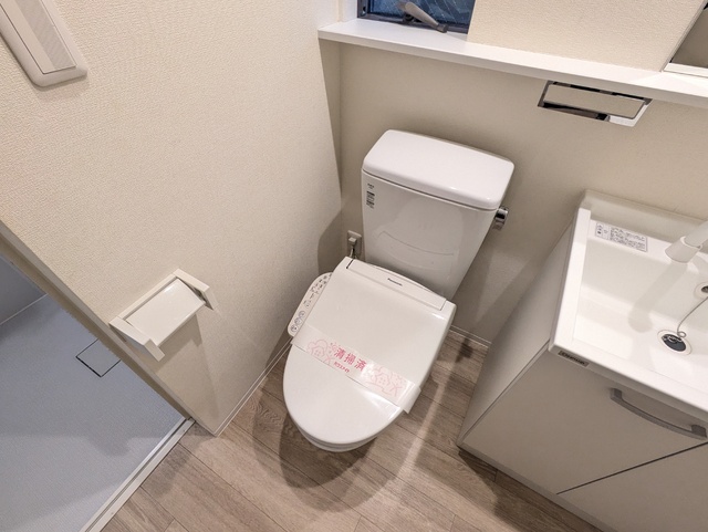 トイレ　嬉しい温水洗浄便座付き