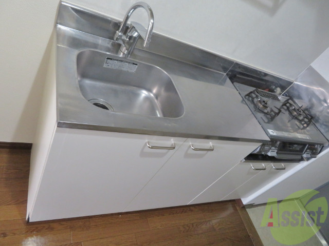 キッチン　一人暮らしには十分な大きさのキッチンですね。