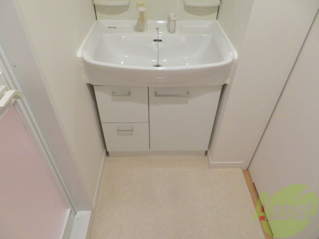 洗面設備　忙しい朝の味方、独立洗面台があるのは嬉しいですね。