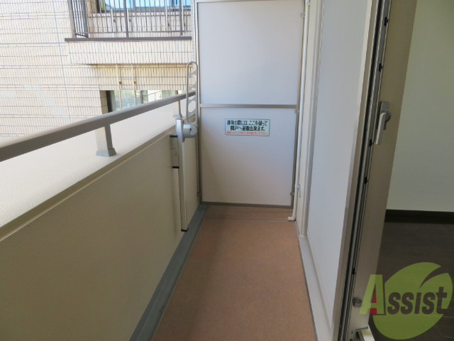 バルコニー　充分な広さなので、お布団も干せちゃいますね。