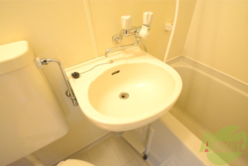 洗面設備　シンプルな洗面台です