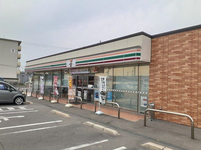 コンビニ　セブンイレブン様（コンビニ）まで550m
