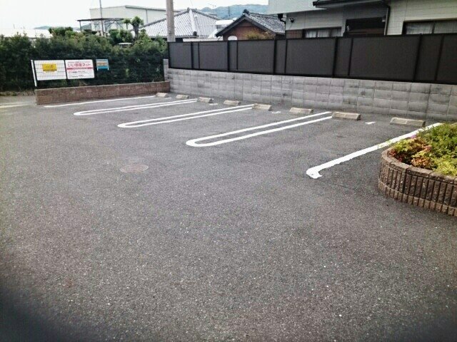 駐車場　駐車場に車を止められます