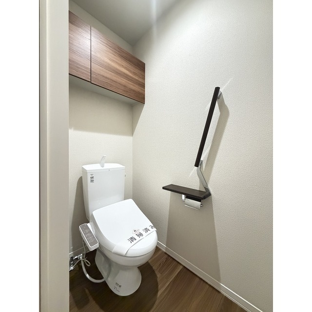 トイレ　上部棚と洗浄便座が便利です♪