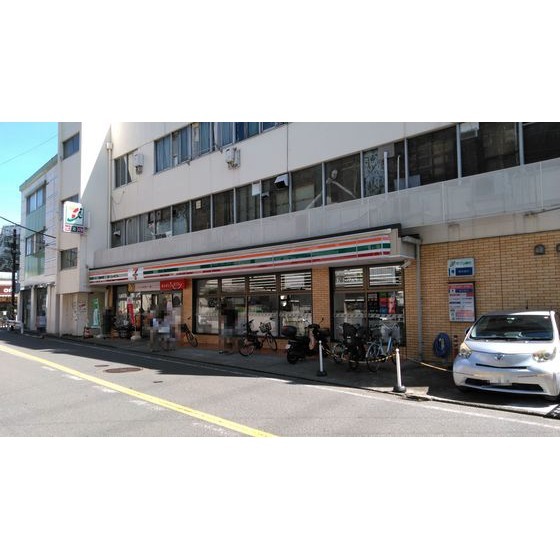 コンビニ　セブンイレブン横浜六浦駅前店（コンビニ）まで533m