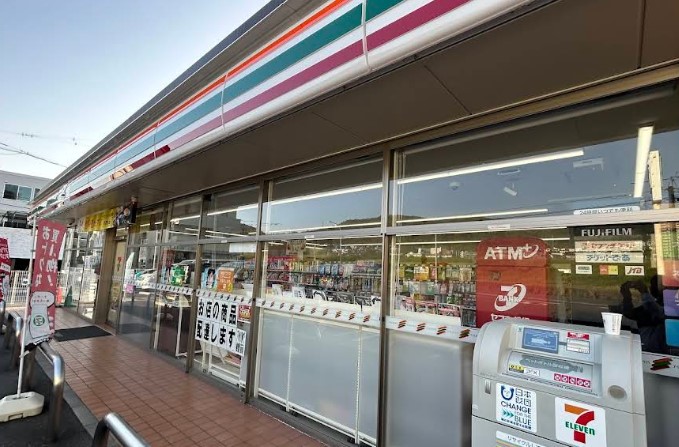 コンビニ　セブンイレブン広島打越町店（コンビニ）まで242m