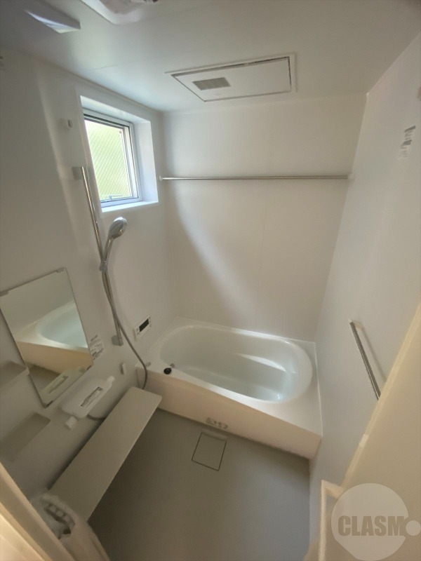 バス・シャワールーム　乾燥機能付きのバスルーム