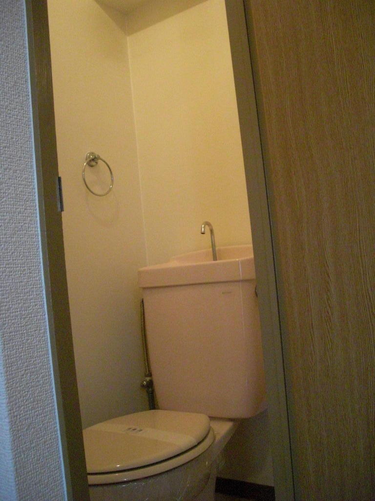 トイレ　ウオッシュレット新設・上部棚付き