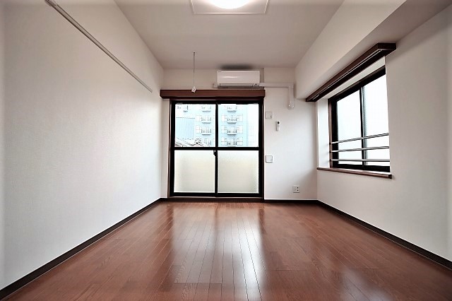 居室・リビング　2面採光の明るい洋室