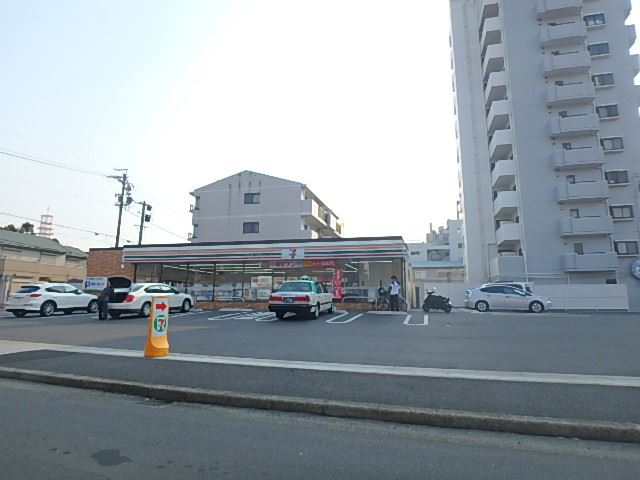 コンビニ　セブンイレブン（コンビニ）まで580m