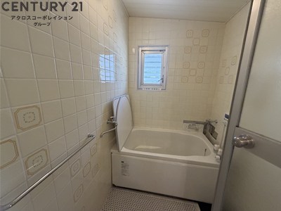 バス・シャワールーム　窓付きで換気も楽々！