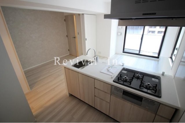 キッチン　リビングを望む対面キッチンでございます