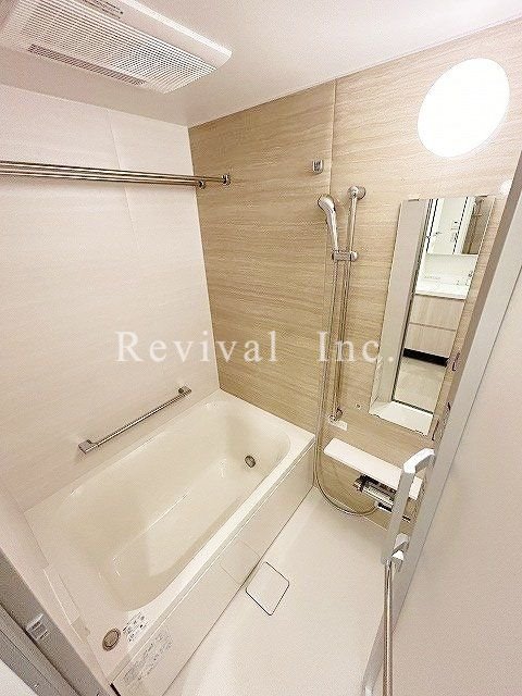 バス・シャワールーム　追い焚き・浴室乾燥完備でございます