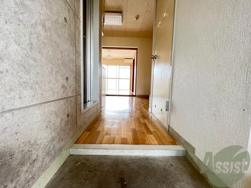 玄関　玄関を入ると正面がダイニングキッチンになります。