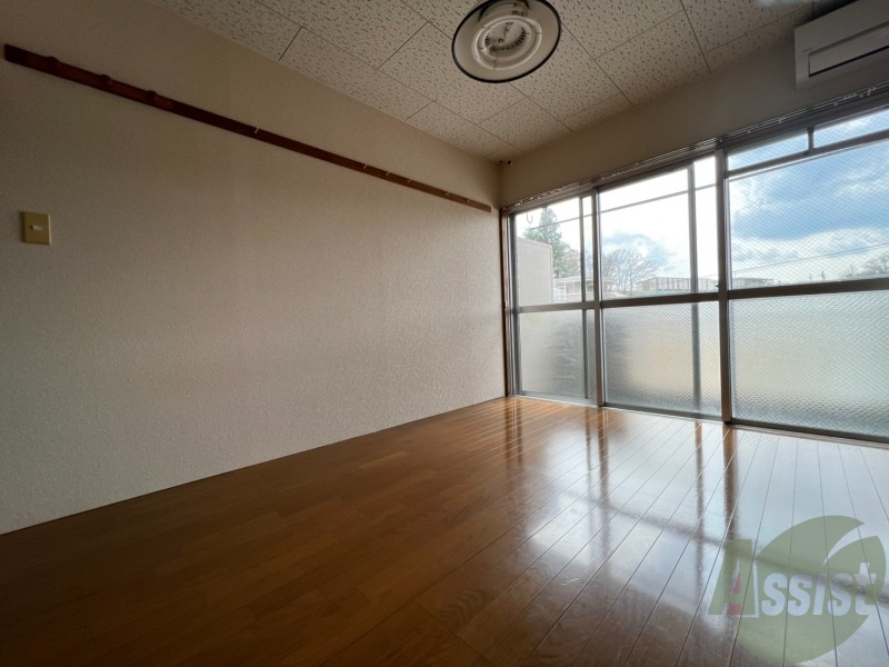 居室・リビング　リビングは陽当たり良好なので昼間は明るいです。