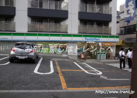 コンビニ　ファミリーマート 牛込柳町駅前店（コンビニ）まで210m