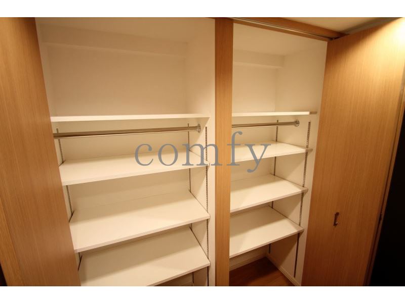 収納　二つ並ぶクローゼット