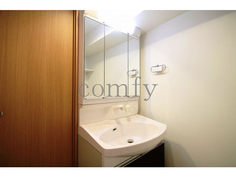 洗面設備　清潔感のあるパウダールーム