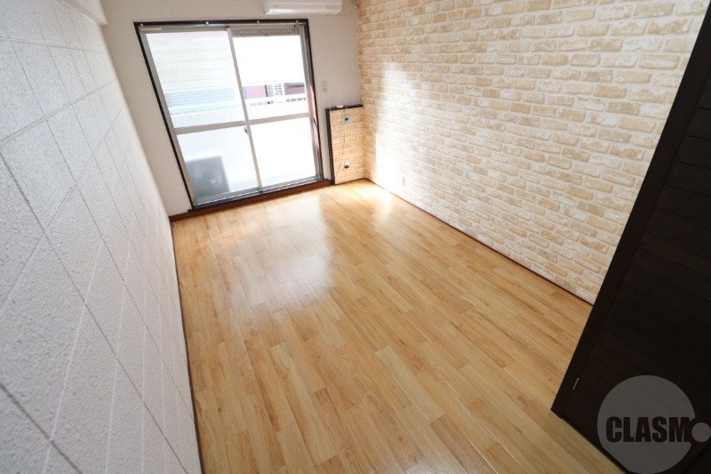 居室・リビング　８帖の洋室です