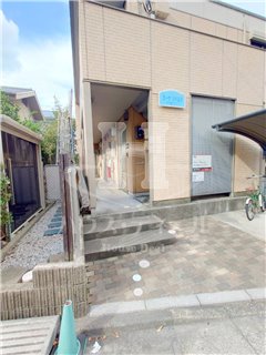 エントランス　落ち着いたエントランスです