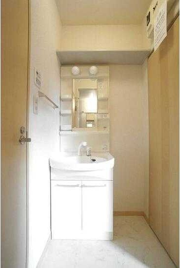 洗面設備　独立洗面台、朝の身支度には欠かせません