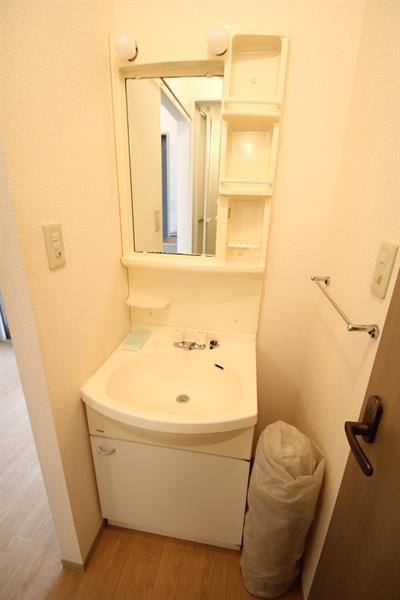 洗面設備　お風呂にも鏡あり！