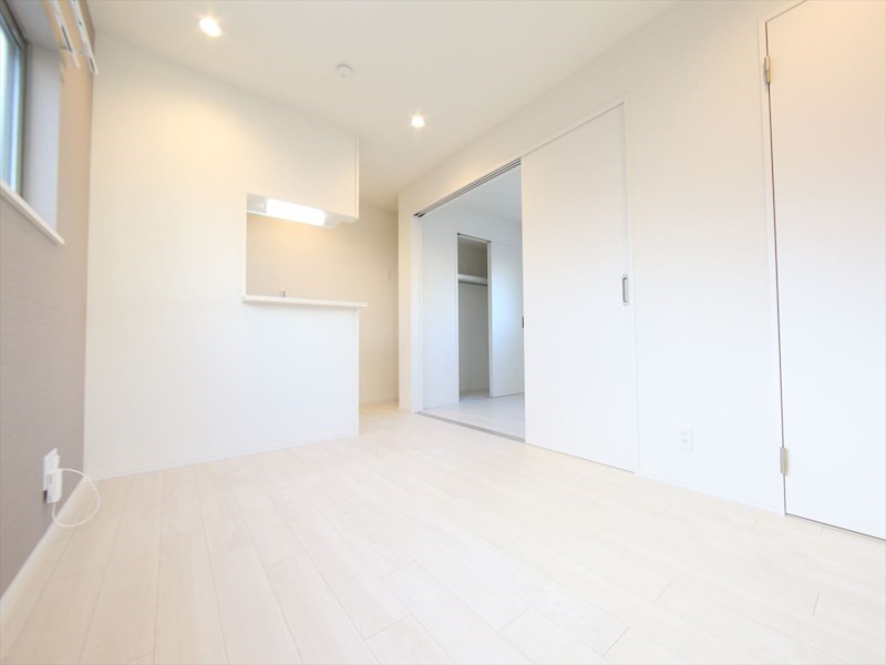 居室・リビング　ＬＤＫ8.3帖　カウンターキッチン　エアコン完備　同仕様写真