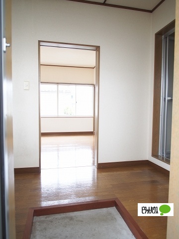 玄関　他のお部屋のお写真です