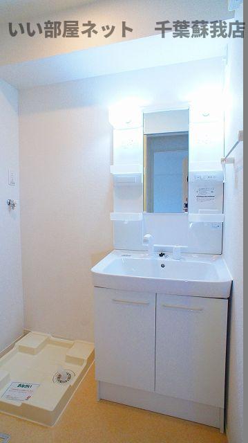 洗面設備　明るい洗面所です