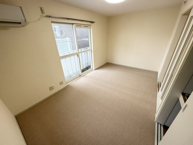 居室・リビング　エアコン付きで快適に過ごせます♪