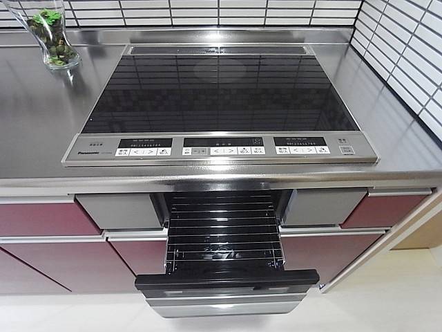 その他設備　ラジエントヒーター３口にグリル付のシステムキッチン