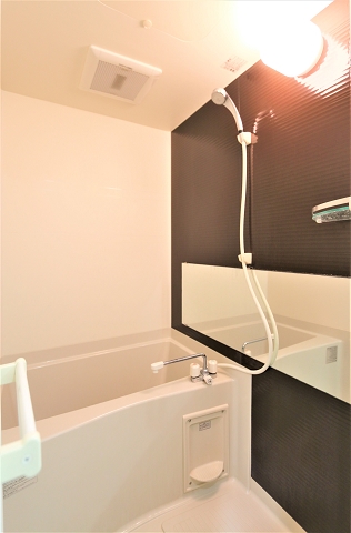 バス・シャワールーム　アクセントカラーがオシャレなバスルーム