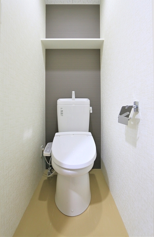 トイレ　ウォシュレット完備　棚が多いのも嬉しいですね