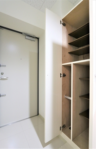 その他　玄関にはたっぷり収納のシューズボックス