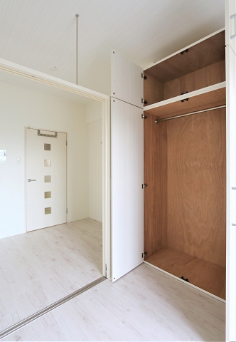 収納　クローゼットに全身鏡が付いているので便利です