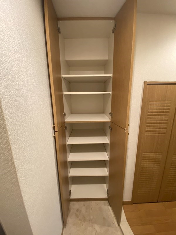 玄関　※別部屋の参考写真です。