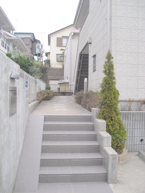 エントランス　草木彩る建物入口