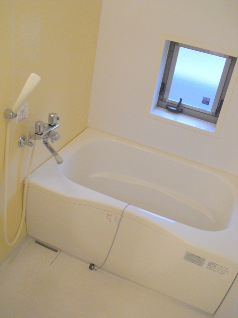 バス・シャワールーム　窓があり明るいバスルーム
