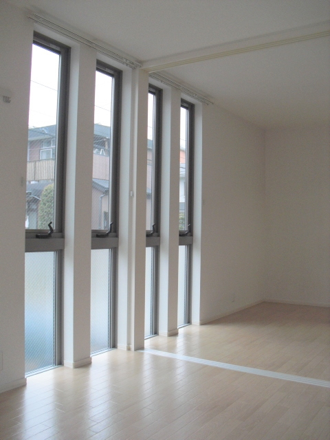 居室・リビング　並んだ小窓がお洒落な１ＤＫ３４．１０平米