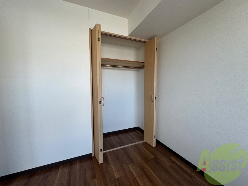 収納　こちらの収納にはハンガーをかけて服もしまえますね。