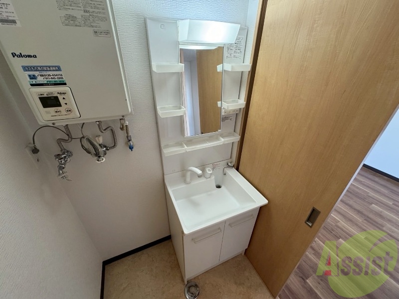洗面設備　独立洗面台です。大きくてよいですね。シャンプーもできます