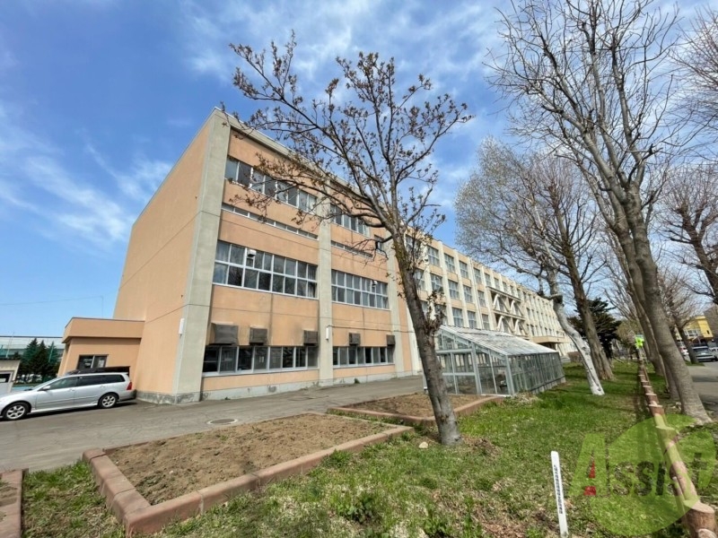 中学校　札幌市立北栄中学校（中学校）まで896m
