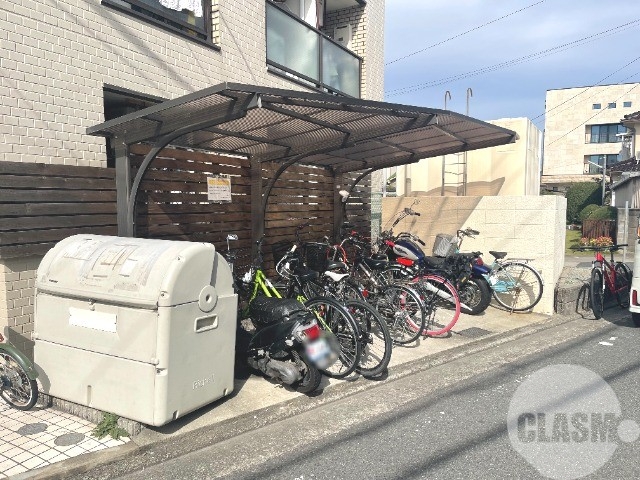エントランス　屋根付き駐輪場