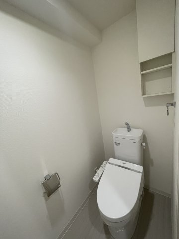 トイレ　※写真は同じマンションの違う部屋のものになります。