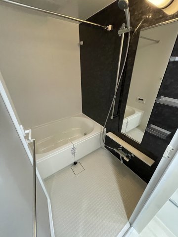 バス・シャワールーム　※写真は同じマンションの違う部屋のものになります。